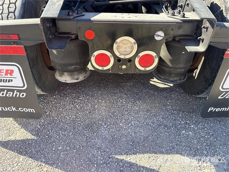 Freightliner Cascadia 126 6x4 T/A Sleeper Truck Tractor Trekkvogner
