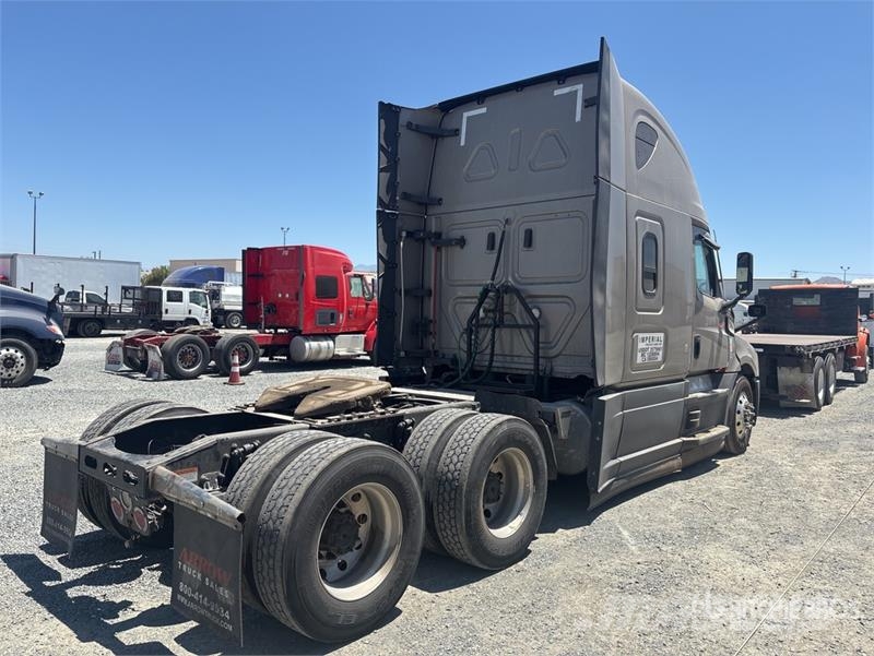 Freightliner Cascadia 126 6x4 T/A Sleeper Truck Tractor وحدات الجر