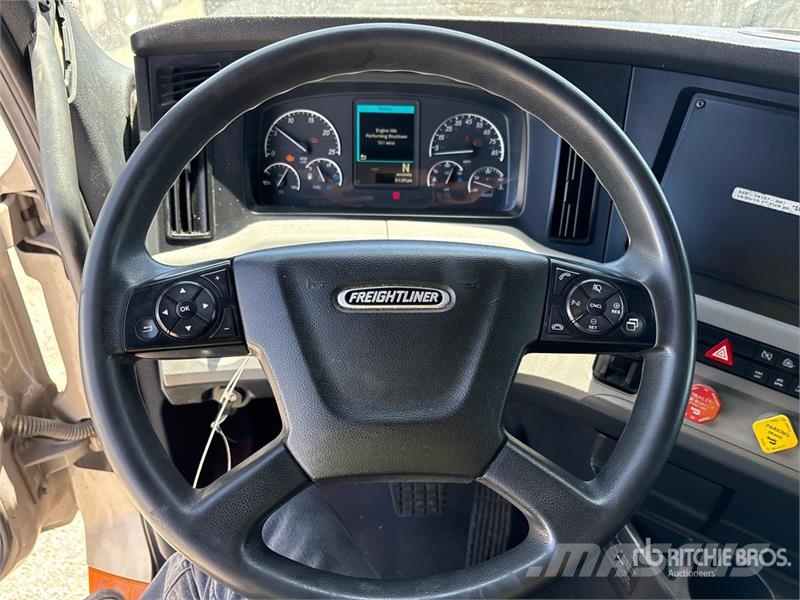 Freightliner Cascadia 126 6x4 T/A Sleeper Truck Tractor (Inoper Vilcēji