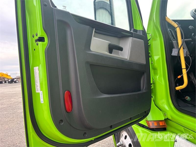 Freightliner Cascadia 126 T/A Sleeper Truck Tractor Prime Movers