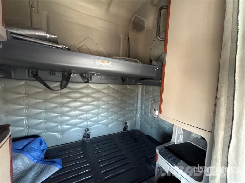 Freightliner Cascadia 125 6x4 T/A Sleeper Truck Tractor Tractor Units