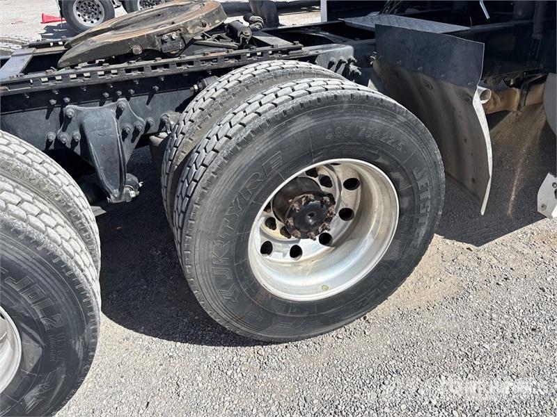 Freightliner Cascadia 126 6x4 T/A Sleeper Truck Tractor Тягачі