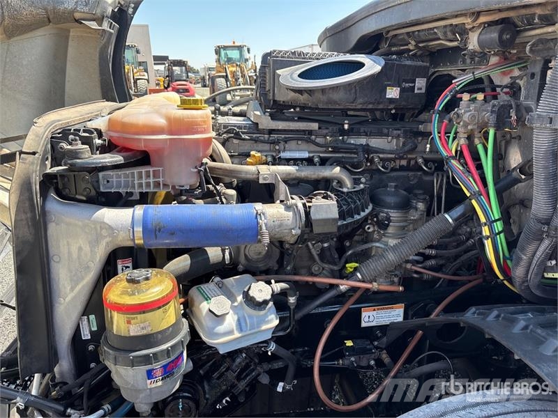 Freightliner Cascadia 126 6x4 T/A Sleeper Truck Tractor 트랙터 유닛