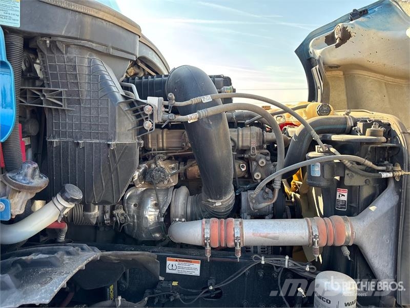 Freightliner Cascadia 126 6x4 T/A Sleeper Truck Tractor Тягачі