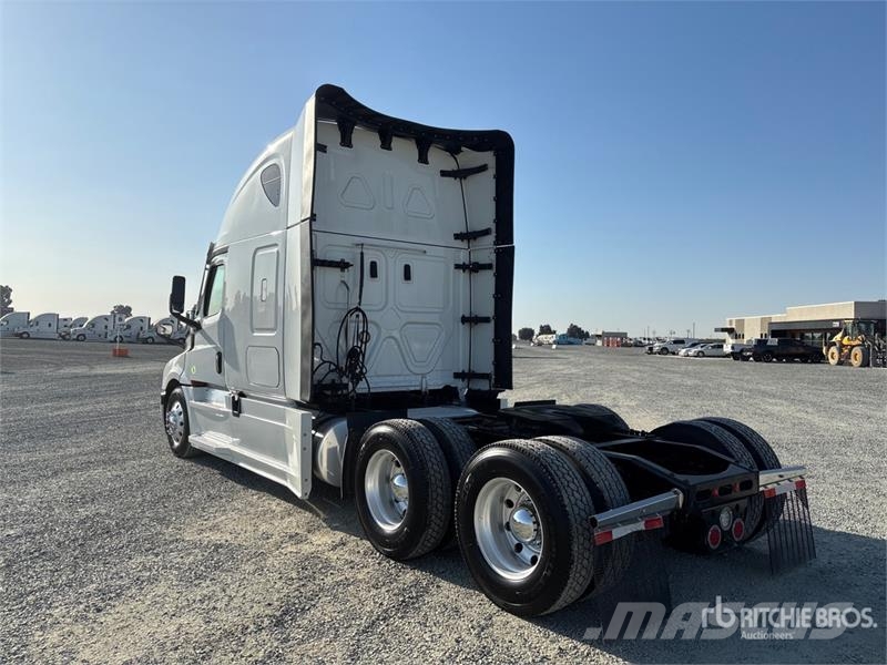 Freightliner Cascadia 126 6x4 T/A Sleeper Truck Tractor وحدات الجر