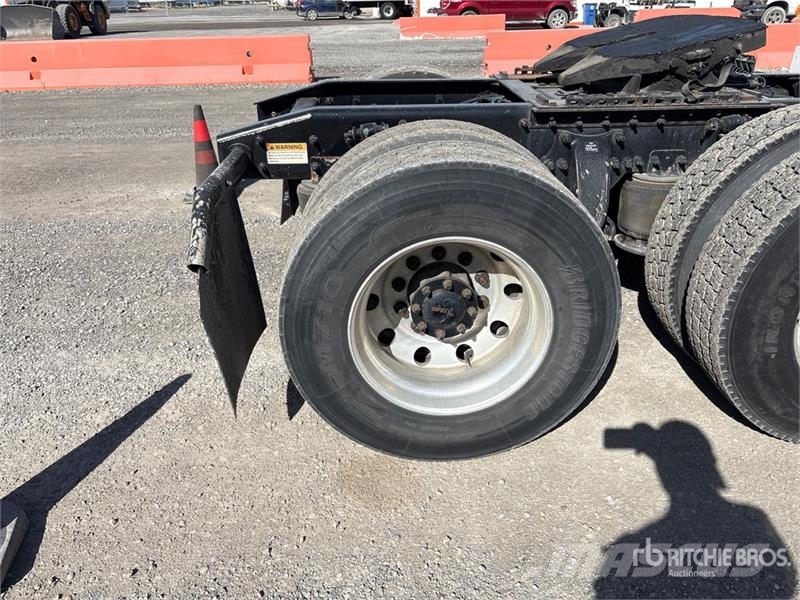 Freightliner Cascadia 125 6x4 T/A Sleeper Truck Tractor Тягачі