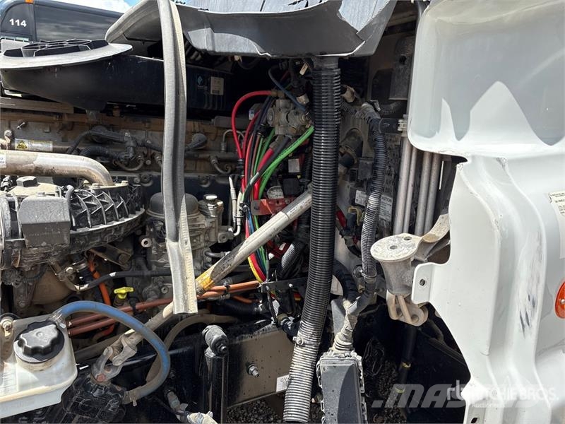 Freightliner Cascadia 125 6x4 T/A Sleeper Truck Tractor (Inoper 트랙터 유닛