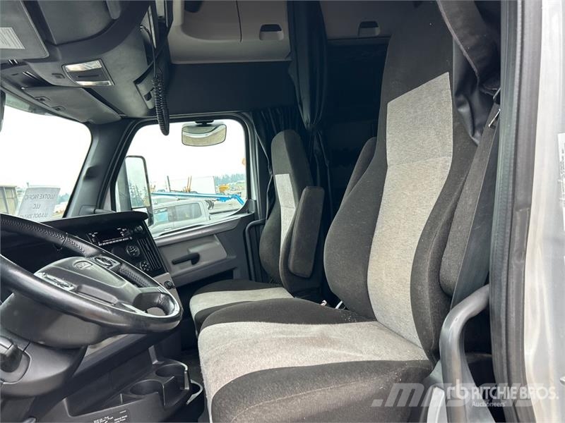 Freightliner Cascadia 126 6x4 T/A Sleeper Truck Tractor Vlačilci