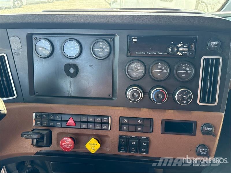 Freightliner Cascadia 126 6x4 T/A Sleeper Truck Tractor Truck Tractor Units