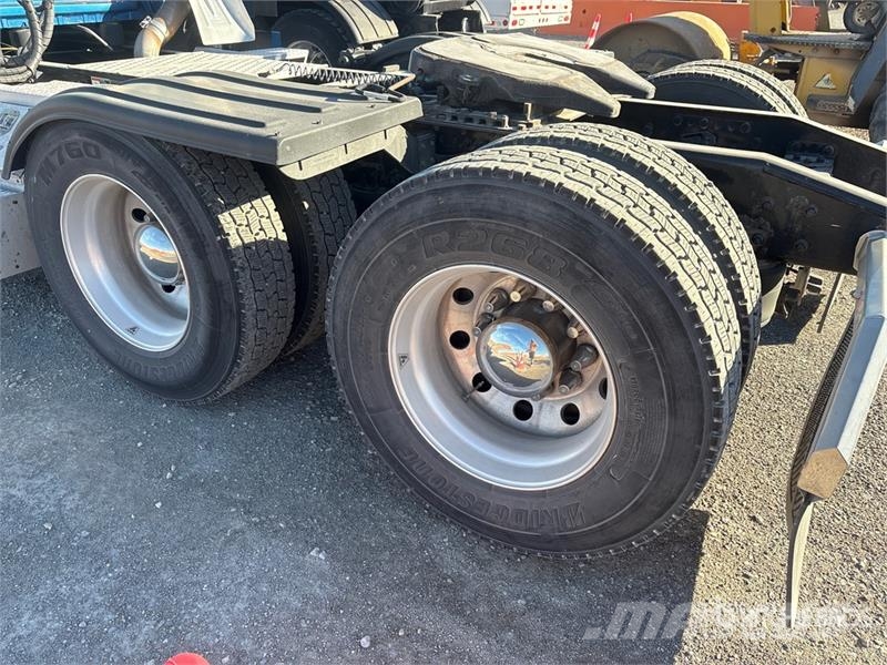 Freightliner Cascadia 126 6x4 T/A Sleeper Truck Tractor Vlačilci