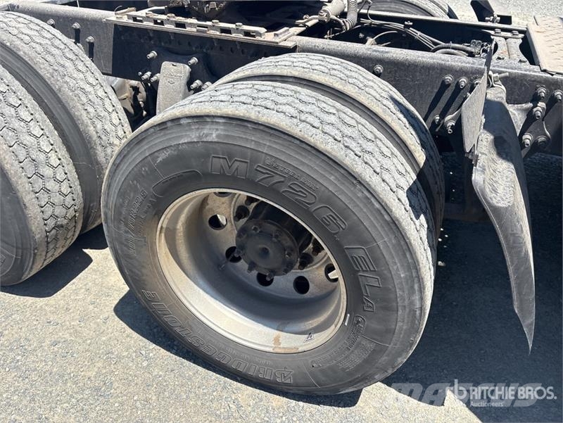 Freightliner Cascadia 126 6x4 T/A Sleeper Truck Tractor وحدات الجر