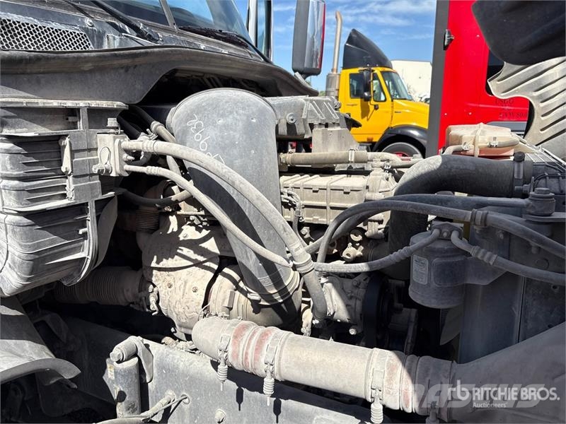 Freightliner Cascadia 125 6x2 T/A Sleeper Truck Tractor Vlačilci
