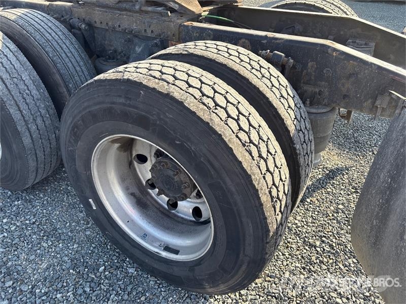 Freightliner Cascadia 126 6x4 T/A Sleeper Truck Tractor Cabezas tractoras