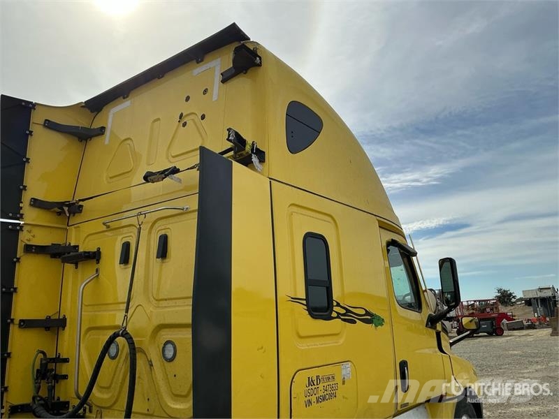 Freightliner Cascadia 126 6x4 T/A Sleeper Truck Tractor Vlačilci