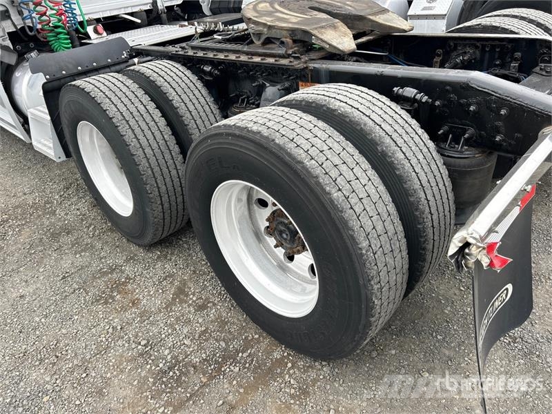 Freightliner Cascadia 126 6x4 T/A Sleeper Truck Tractor Cabezas tractoras