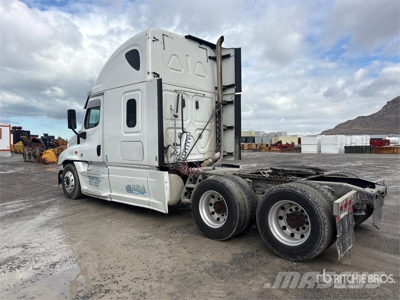 Freightliner Cascadia 125 6x4 T/A Sleeper Truck Tractor Тягачі