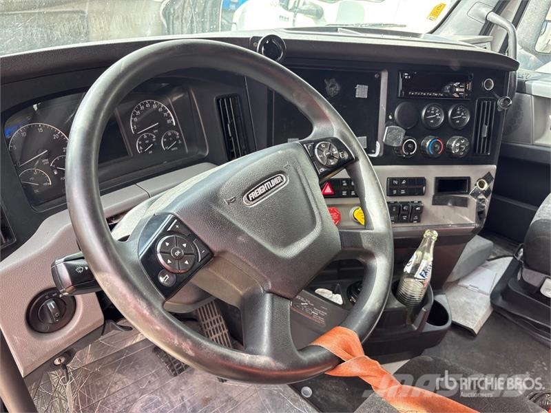 Freightliner Cascadia 126 6x4 T/A Sleeper Truck Tractor Тягачі