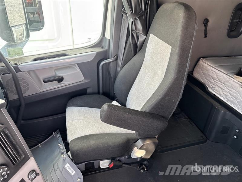 Freightliner Cascadia 126 Truck Tractor Units