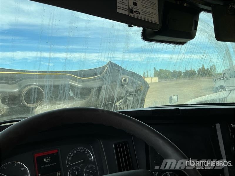Freightliner Cascadia 126 6x4 T/A Sleeper Truck Tractor Vlačilci