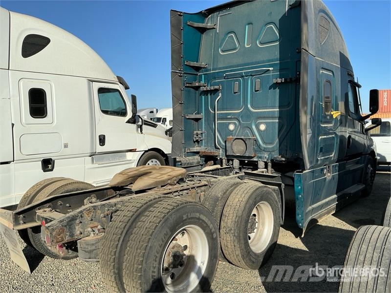 Freightliner Cascadia 126 6x4 T/A Sleeper Truck Tractor Nyergesvontatók