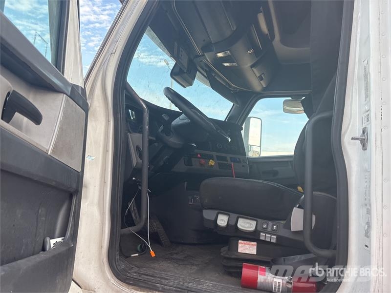 Freightliner Cascadia 126 6x4 T/A Sleeper Truck Tractor 牵引车