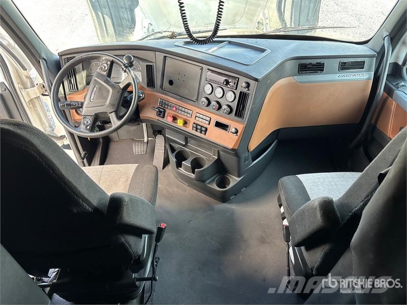 Freightliner Cascadia 126 6x4 T/A Sleeper Truck Tractor Nyergesvontatók