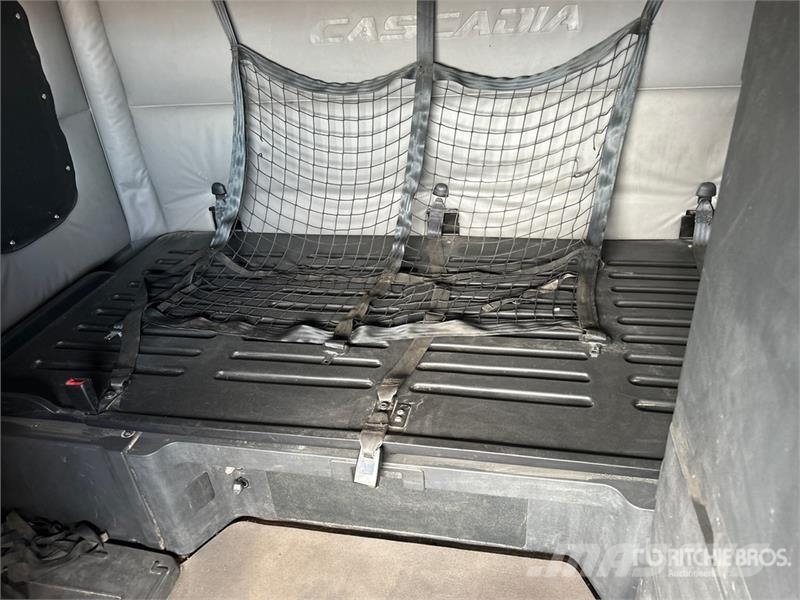 Freightliner Cascadia 126 6x4 T/A Sleeper Truck Tractor Тягачі