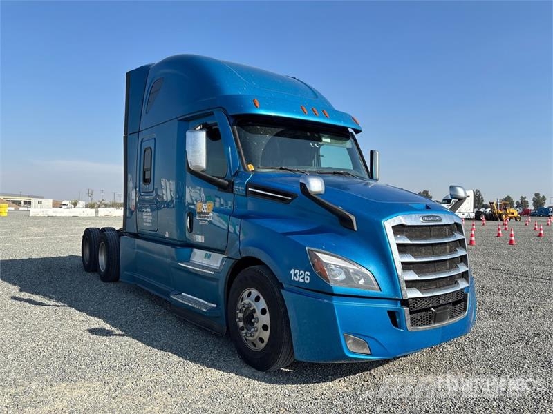 Freightliner Cascadia 126 6x4 T/A Sleeper Truck Tractor Тягачі