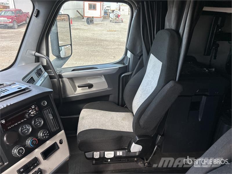 Freightliner Cascadia 126 6x4 T/A Sleeper Truck Tractor (Inoper Tracteur routier