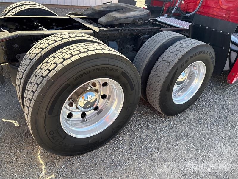 Freightliner Cascadia 126 6x4 T/A Sleeper Truck Tractor وحدات الجر