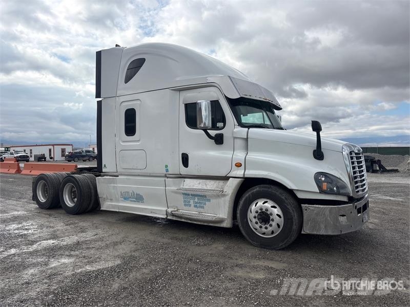 Freightliner Cascadia 125 6x4 T/A Sleeper Truck Tractor Тягачі