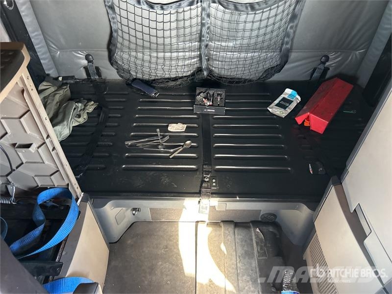 Freightliner Cascadia 125 6x4 T/A Sleeper Truck Tractor (Inoper Тягачі