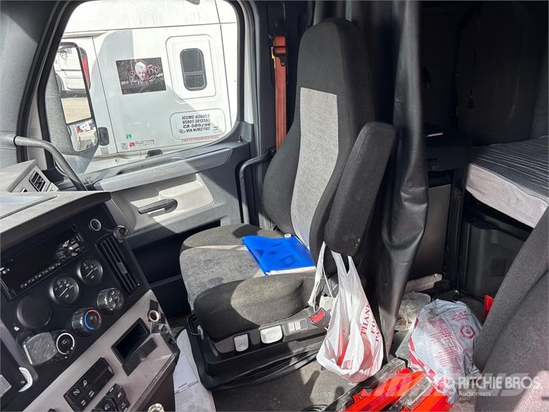 Freightliner Cascadia 126 6x4 T/A Sleeper Truck Tractor Тягачі