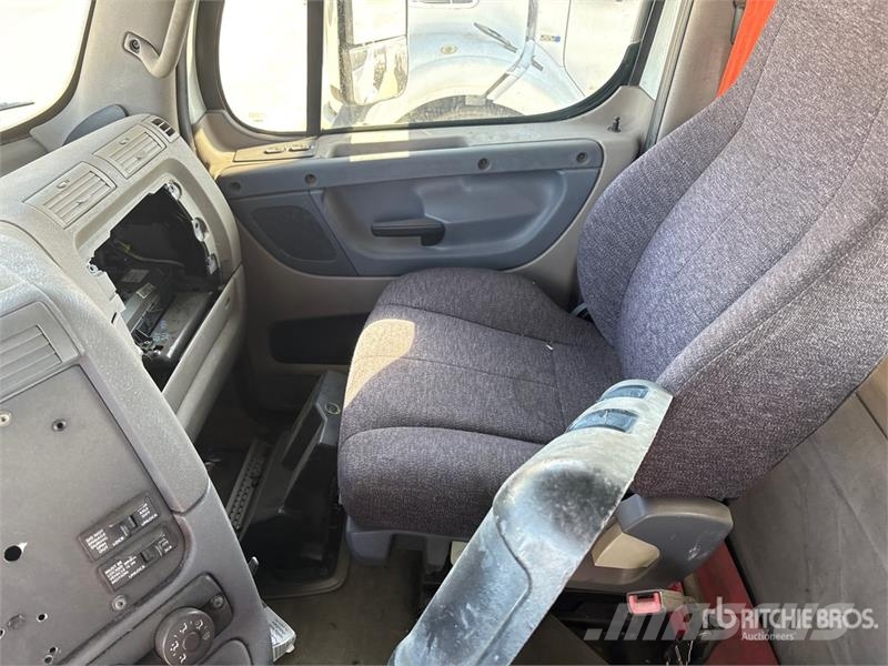 Freightliner Cascadia 125 6x4 Roll-Off Truck (Inoperable) شاحنات لوادر