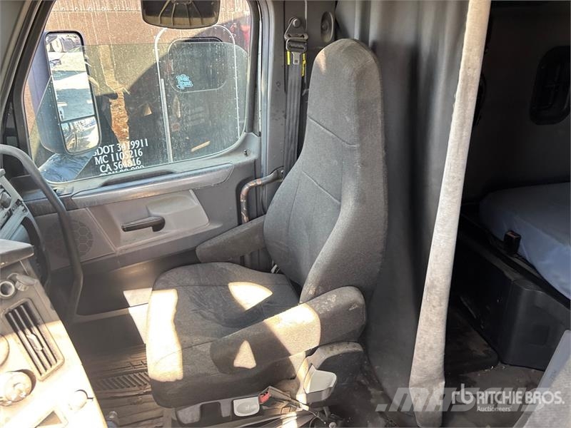 Freightliner Cascadia 126 6x4 T/A Sleeper Truck Tractor Sattelzugmaschinen
