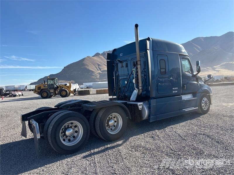 Freightliner Cascadia 126 6x4 T/A Sleeper Truck Tractor Vlačilci