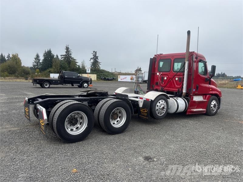 Freightliner Cascadia 125 8x4 Tri/A Day Cab Truck Tractor Vilcēji