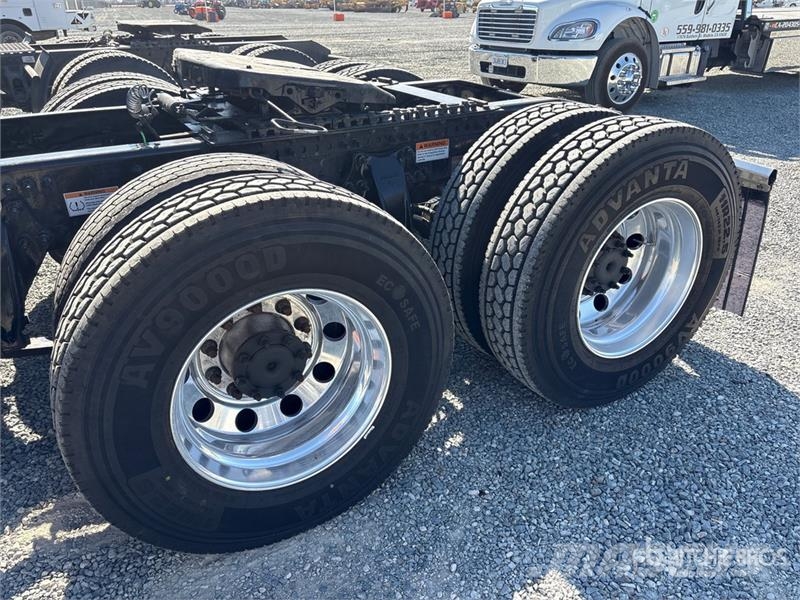 Freightliner Cascadia 126 6x4 T/A Sleeper Truck Tractor Nyergesvontatók