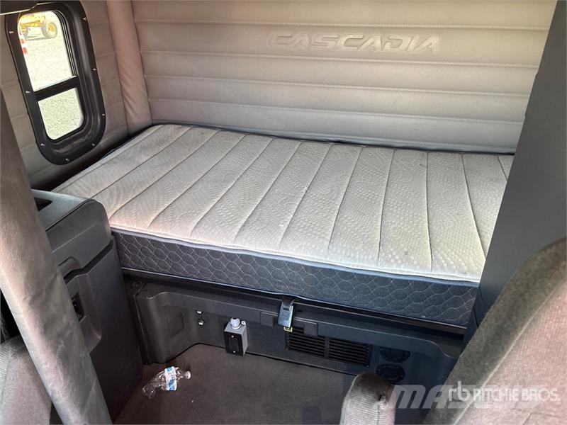 Freightliner Cascadia 126 6x4 T/A Sleeper Truck Tractor Vilcēji