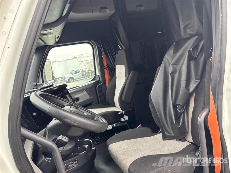 Freightliner Cascadia 126 6x4 T/A Sleeper Truck Tractor Prime Movers