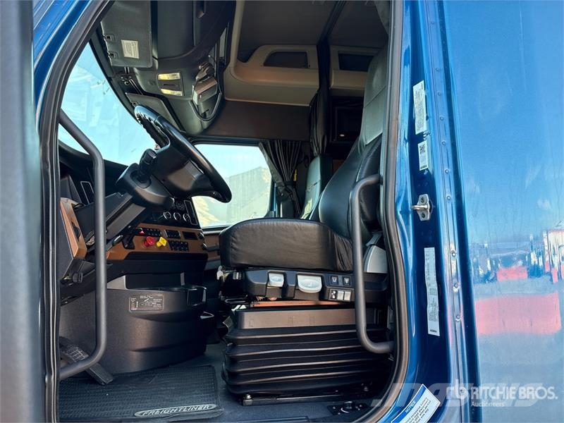 Freightliner Cascadia 126 6x4 T/A Sleeper Truck Tractor Vlačilci