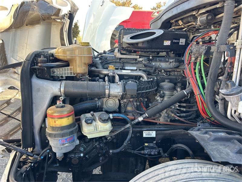 Freightliner Cascadia 126 6x4 T/A Sleeper Truck Tractor (Inoper Тягачі