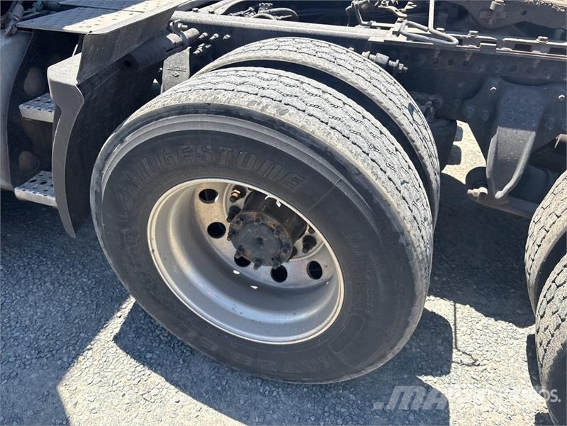 Freightliner Cascadia 126 6x4 T/A Sleeper Truck Tractor وحدات الجر