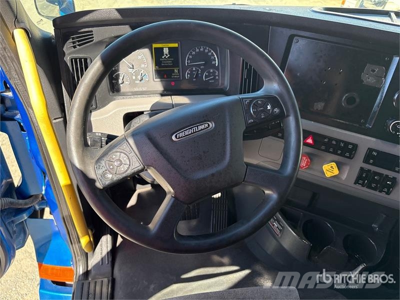 Freightliner Cascadia 126 6x4 T/A Sleeper Truck Tractor Naudoti vilkikai