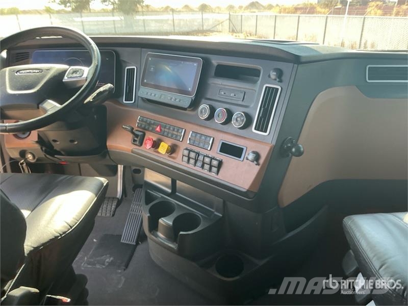 Freightliner Cascadia 126 6x4 T/A Sleeper Truck Tractor 트랙터 유닛