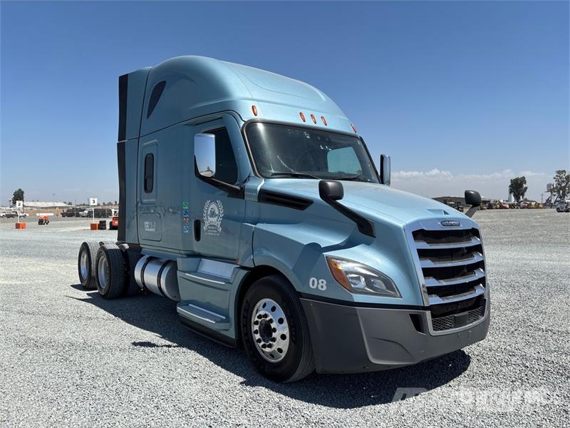 Freightliner Cascadia 126 6x4 T/A Sleeper Truck Tractor Tegljači