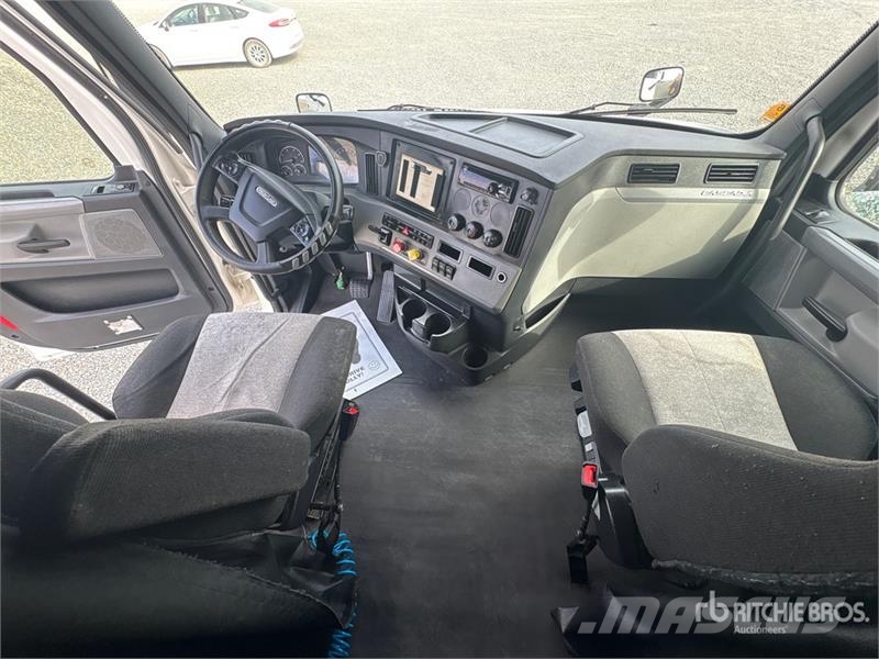 Freightliner Cascadia 6x4 T/A Sleeper Truck Tractor Влекачи