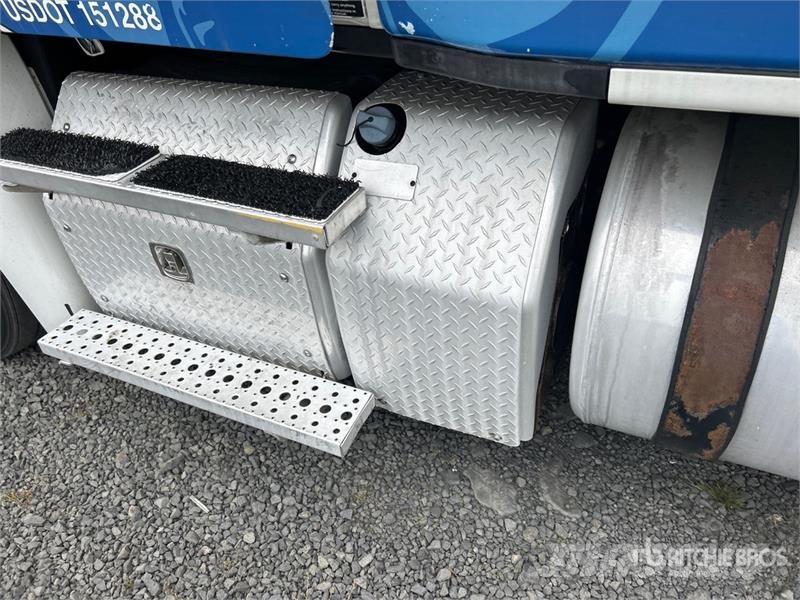 Freightliner Cascadia 125 6x4 T/A Sleeper Truck Tractor (Inoper Vlačilci