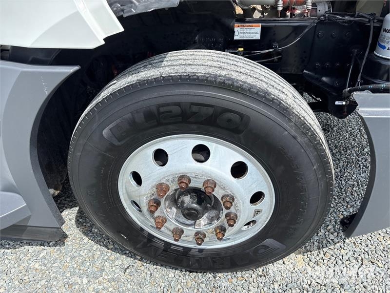 Freightliner Cascadia 126 6x4 T/A Sleeper Truck Tractor Cabezas tractoras