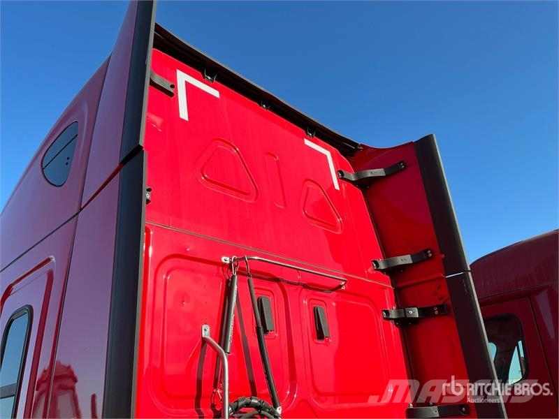 Freightliner Cascadia 126 T/A Sleeper Truck Tractor Tractor Units